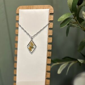 Custom-made Pendant Necklace: Dried Flowers and Resin